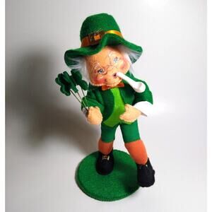 ANNALEE St Patrick's Day Irish Leprechaun Holds Shamrocks Smokes Pipe Vintage